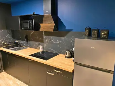 Cuisine ou kitchenette dans l'établissement Suite Cléopâtre avec balnéo & billard - Doux Bleu Jeux