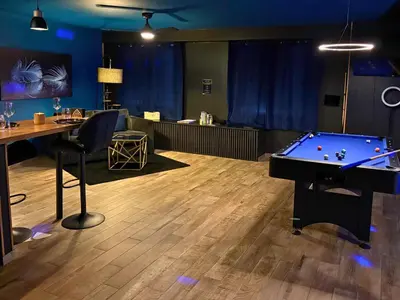 Billard dans l'établissement Suite Cléopâtre avec balnéo & billard - Doux Bleu Jeux