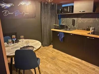 Cuisine ou kitchenette dans l'établissement Suite Casanova avec SPA & Escape Love Game - Doux Bleu Jeux