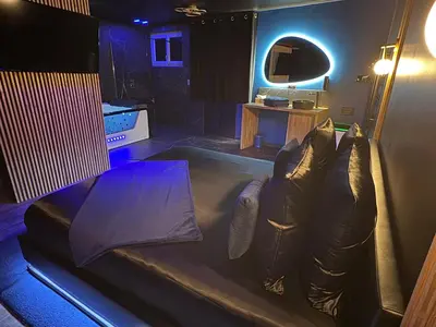 Coin salon dans l'établissement Suite Casanova avec SPA & Escape Love Game - Doux Bleu Jeux