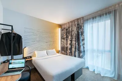 Un ou plusieurs lits dans un hébergement de l'établissement B&B HOTEL Saintes