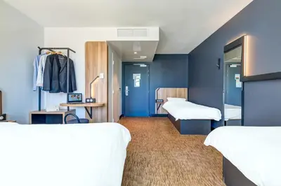 Un ou plusieurs lits dans un hébergement de l'établissement B&B HOTEL Saintes